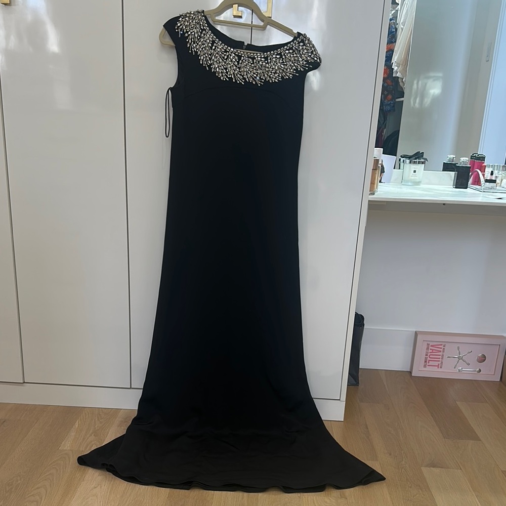 Black‎ Sleeveless Crew Neck Maxi Gown